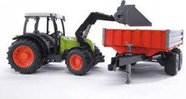 Claas Nectis met voorlader en aanhanger