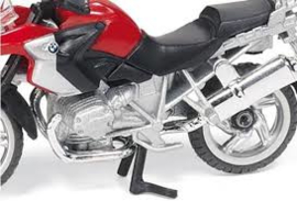 Auto met aanhanger en motor