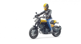 Ducati Scrambler met berijder / motorrijder