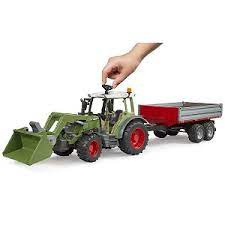 Fendt vario 211 met voorlader en aanhanger