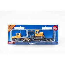 Vrachtwagen met dieplader en graafmachine