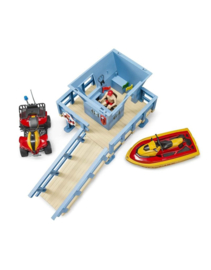 Strandwachttoren, jetski, quad en poppetje