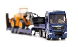 MAN  vrachtwagen met dieplader en JCB shovel