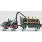 Fendt met boomstammenaanhanger