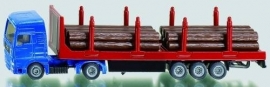 Vrachtwagen met boomstammen