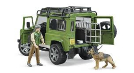 Land Rover Defender Station Wagon met boswachter en hond