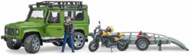 Land rover met aanhanger en motor