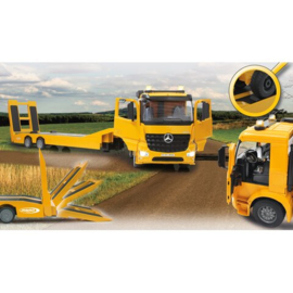Mercedes Benz Arocs vrachtwagen met dieplader