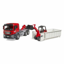 MAN TGS met rolcontainer en Schaeffer compacte lader