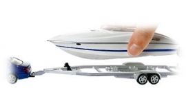 Auto met boottrailer en boot