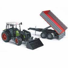 Claas Nectis met voorlader en aanhanger