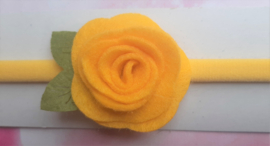 Geel nylon haarbandje met bloemetje.