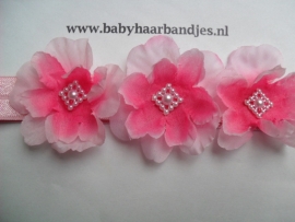 Smalle roze baby haarband met 3 bloemetjes.