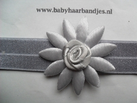 Voor de allerkleinste grijs haarbandje met bloem.
