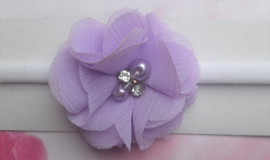 Witte nylon haarband met lila bloemetje.