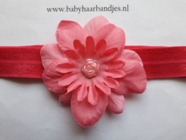 Donker roze baby haarband met bloem.