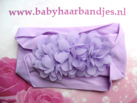 Brede paarse nylon baby haarband me 3 chiffon toefjes.