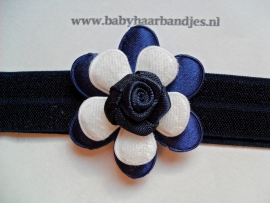 Smalle donkerblauwe baby haarband met bloem.