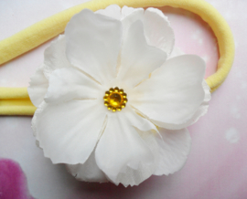 Vooir de allekleinste geel nylon haarbandje met witte bloem.