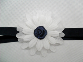Smalle donker blauwe baby haarband met witte bloem.