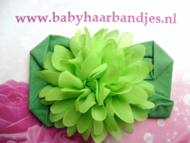 Brede groene nylon baby haarband met  chiffon toef.