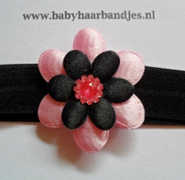 Smalle zwarte baby haarband met roze/zwarte bloem.