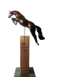 Kunstpaard / paardsculptuur op eikenhouten sokkel