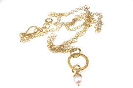 Swinging white Pearl Necklace
