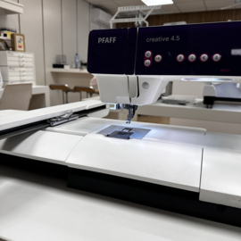 PFAFF Creative 4.5 - naai- en borduurmachine OCCASION