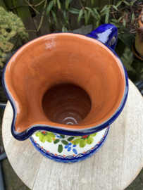 Schenkkan "Monsaraz" | Kleurrijk Bloemmotief | Handgemaakt Portugees Aardewerk | 1,4 Liter