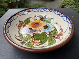 Lage Serveerschaal Ø 22 cm | Handbeschilderd Portugees Aardewerk | Gebroken Wit met Bloemmotief