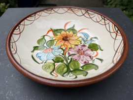 Lage Serveerschaal Ø 22 cm | Handbeschilderd Portugees Aardewerk | Gebroken Wit met Bloemmotief