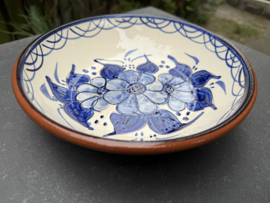 Lage Serveerschaal Ø 23 cm | Handbeschilderd Portugees Aardewerk | Wit met Blauw Bloemmotief