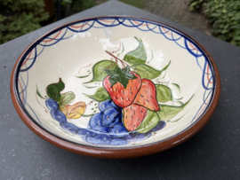 Lage Serveerschaal Ø 22 cm | Handbeschilderd Portugees Aardewerk | Gebroken Wit met Aardbeien & Druiven