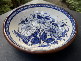 Lage Serveerschaal Ø 22 cm | Handbeschilderd Portugees Aardewerk | Wit met Blauw Bloemmotief