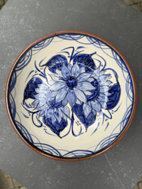 Lage Serveerschaal Ø 22 cm | Handbeschilderd Portugees Aardewerk | Wit met Blauw Bloemmotief