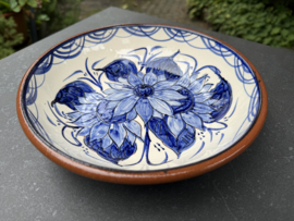 Lage Serveerschaal Ø 22 cm | Handbeschilderd Portugees Aardewerk | Wit met Blauw Bloemmotief