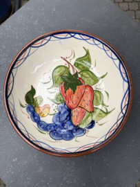 Lage Serveerschaal Ø 22 cm | Handbeschilderd Portugees Aardewerk | Gebroken Wit met Aardbeien & Druiven