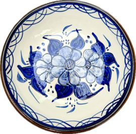 Lage Serveerschaal Ø 23 cm | Handbeschilderd Portugees Aardewerk | Wit met Blauw Bloemmotief