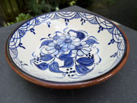 Lage Serveerschaal Ø 22 cm | Handbeschilderd Portugees Aardewerk | Wit met Blauw Bloemmotief