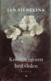 Jan Siebelink - Knielen op een bed violen