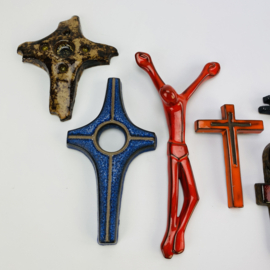 COLLECTIE RELIGIEUZE KRUIZEN KERAMIEK
