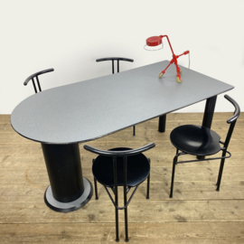 MEMPHIS STYLE TAFEL MET SET STOELEN