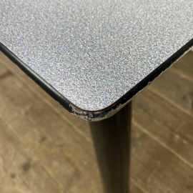 MEMPHIS STYLE TAFEL MET SET STOELEN