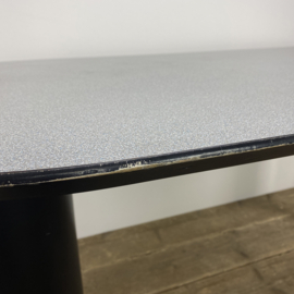 MEMPHIS STYLE TAFEL MET SET STOELEN