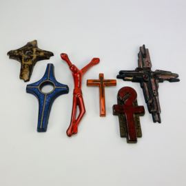 COLLECTIE RELIGIEUZE KRUIZEN KERAMIEK