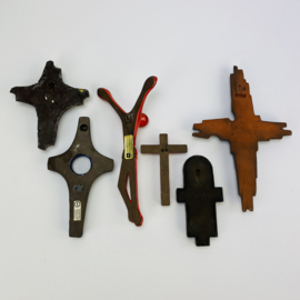 COLLECTIE RELIGIEUZE KRUIZEN KERAMIEK