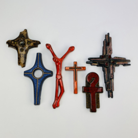 COLLECTIE RELIGIEUZE KRUIZEN KERAMIEK