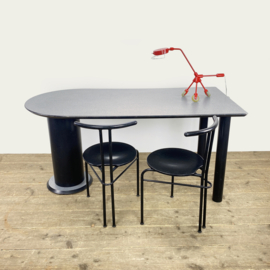 MEMPHIS STYLE TAFEL MET SET STOELEN