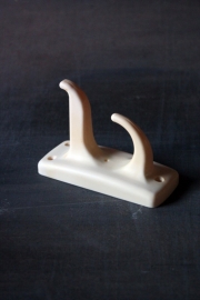 10 witte bakeliet kapstokhaakjes / 10 white bakelite coat hanger brackets [verkocht]